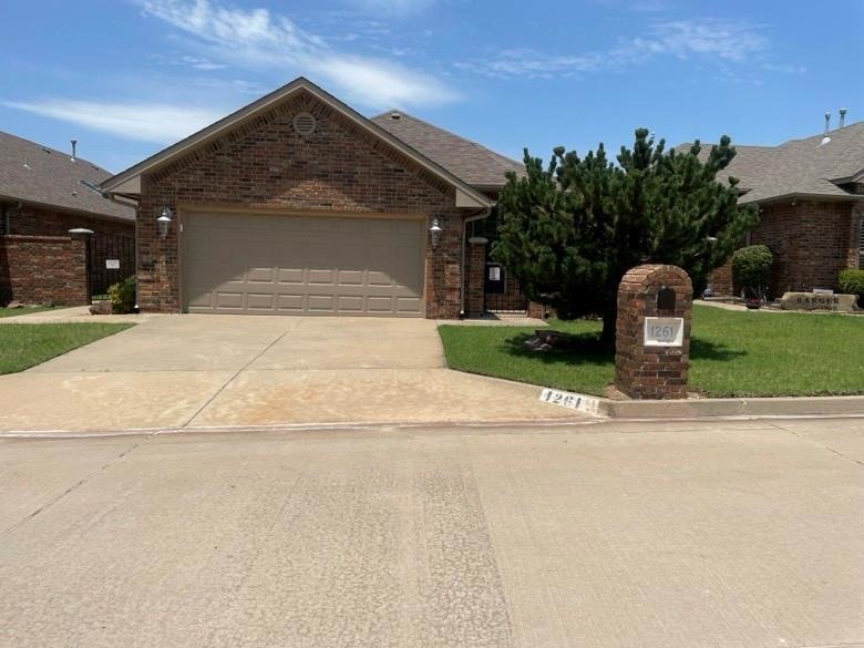 View of front facade featuring a front lawn and a 