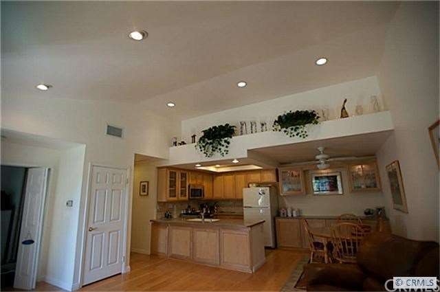 Light & Bright kitchen includes Stainless Steel Ap