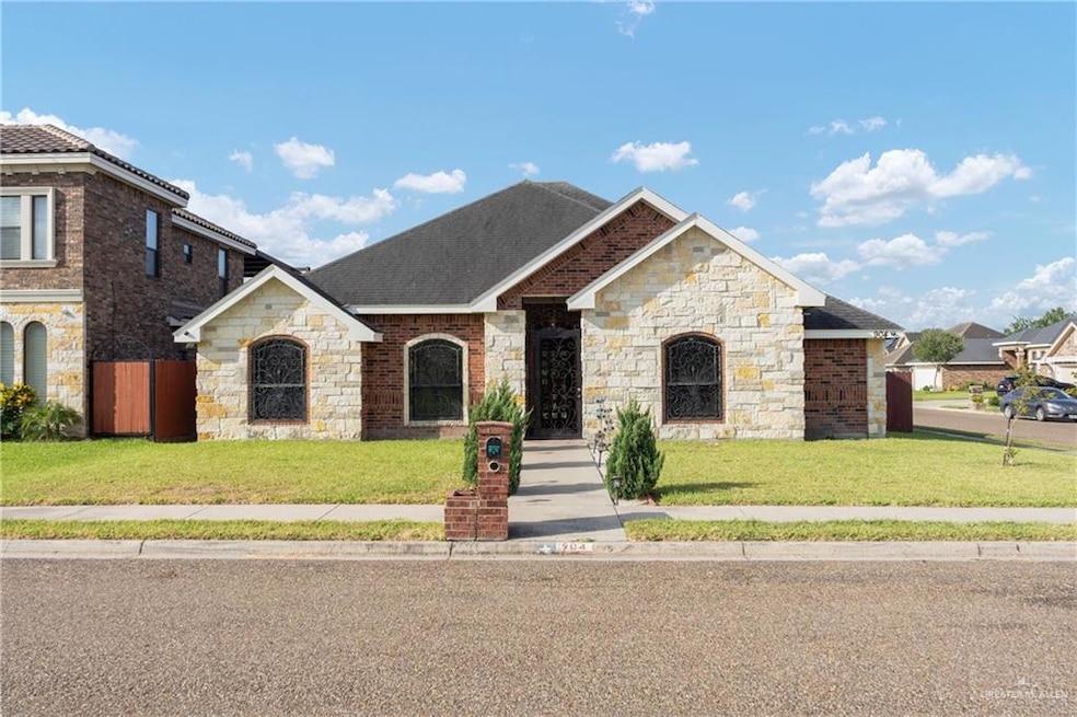904 E Diaz Cir, Pharr, TX 78577 - photo 1