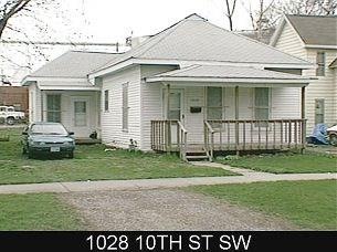 1028 10th St SW, Cedar Rapids, IA 52404 - photo 1