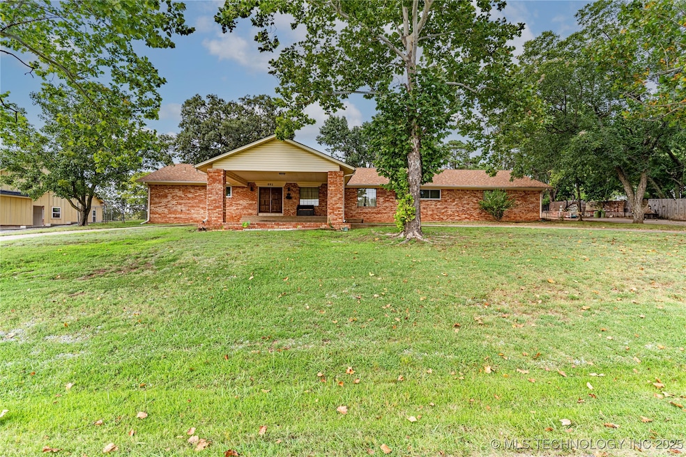 551 W 10th Ave, Bristow, OK 74010 - photo 1