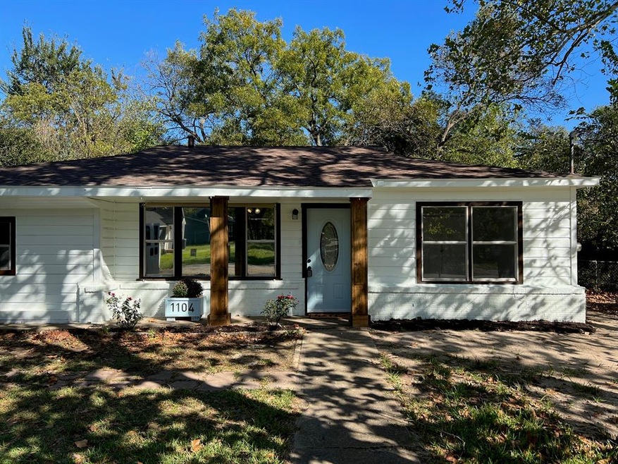 1104 Locust St, Gainesville, TX 76240 - photo 1