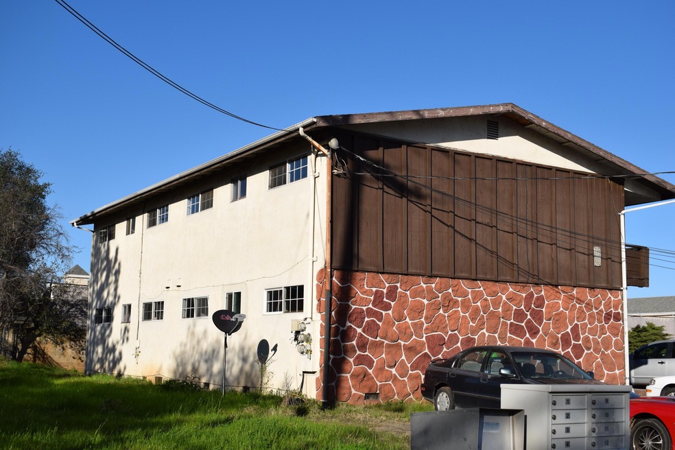 590 Iris Dr, Redding, CA 96002 - photo 1