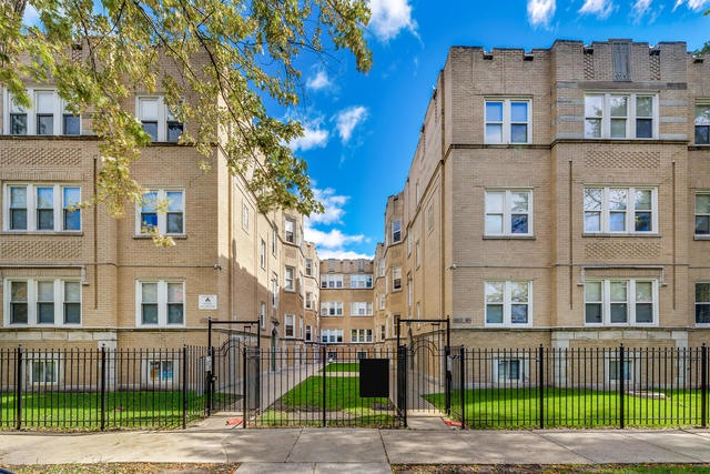 6319 N Sacramento Ave unit 3W, Chicago, IL 60659 - photo 1