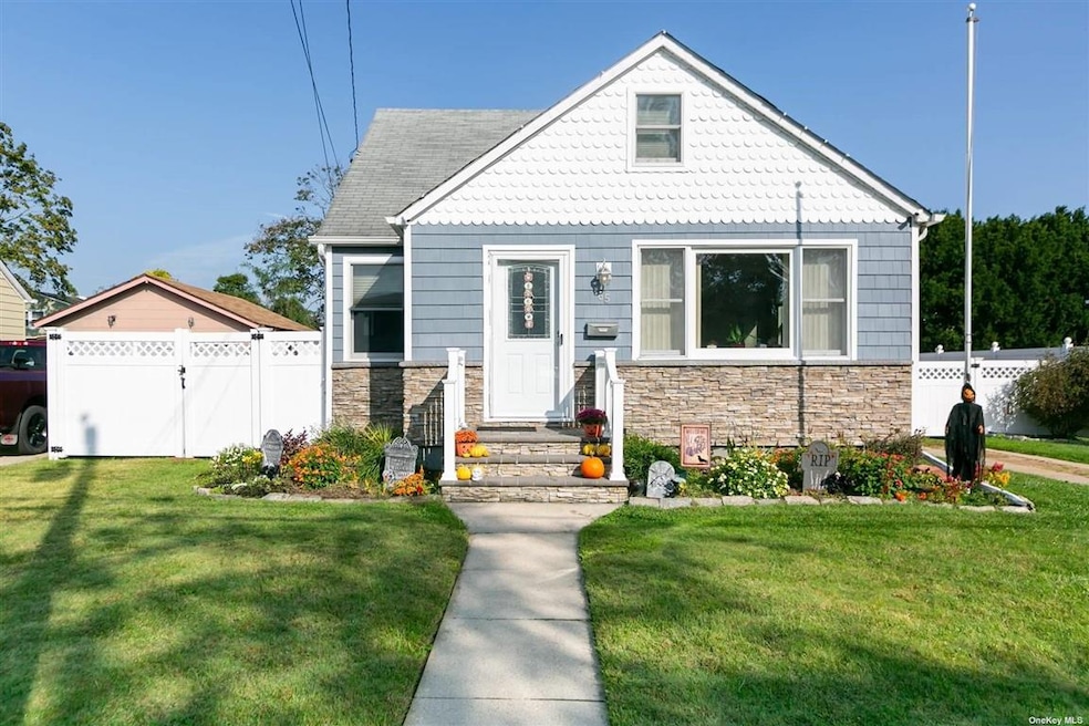 65 Ferndale Ct, Copiague, NY 11726 - photo 1