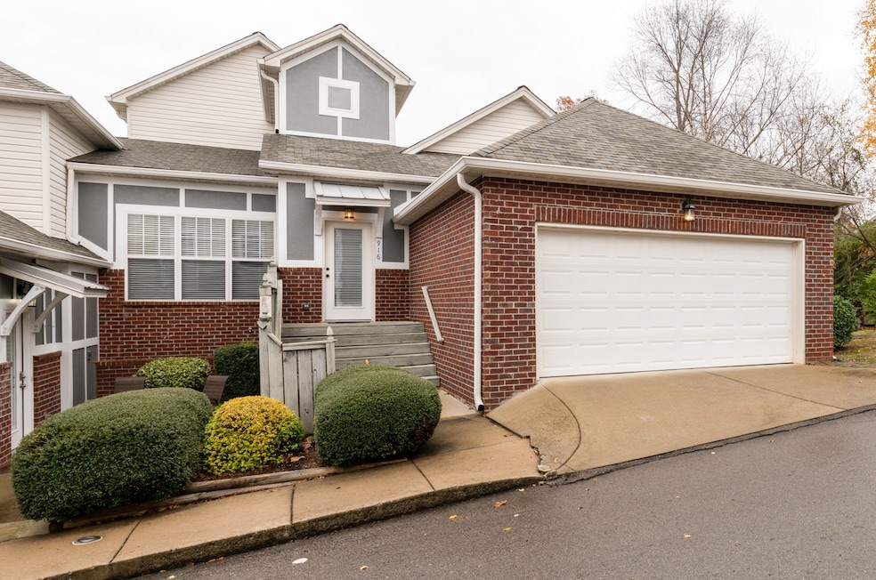 Beautiful end unit townhouse condo!