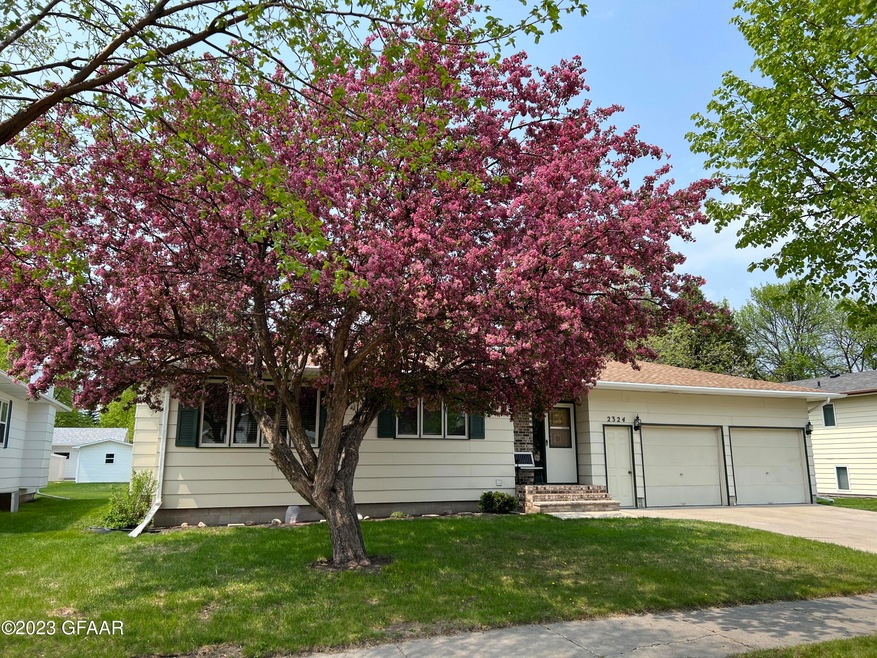 2324 W Springbrook Ct, Grand Forks, ND 58201 - photo 1