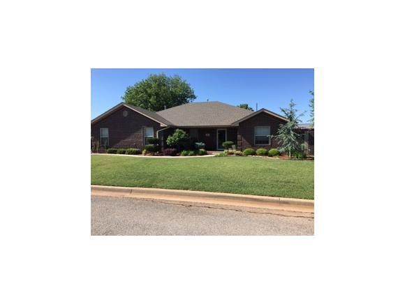 107 Elmwood Cir, Elk City, OK 73644 - photo 1