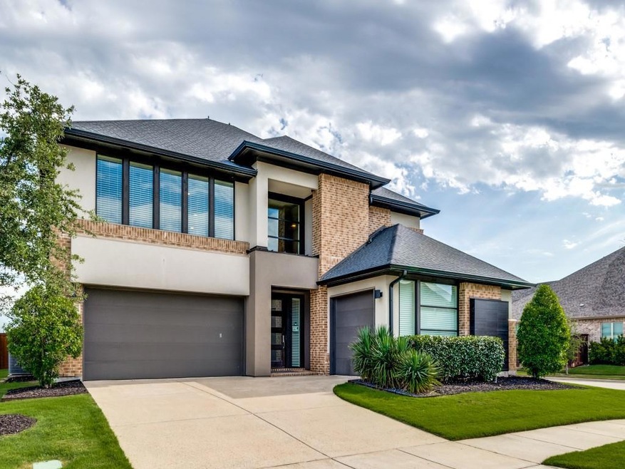 View of front of house with a garage and a front l