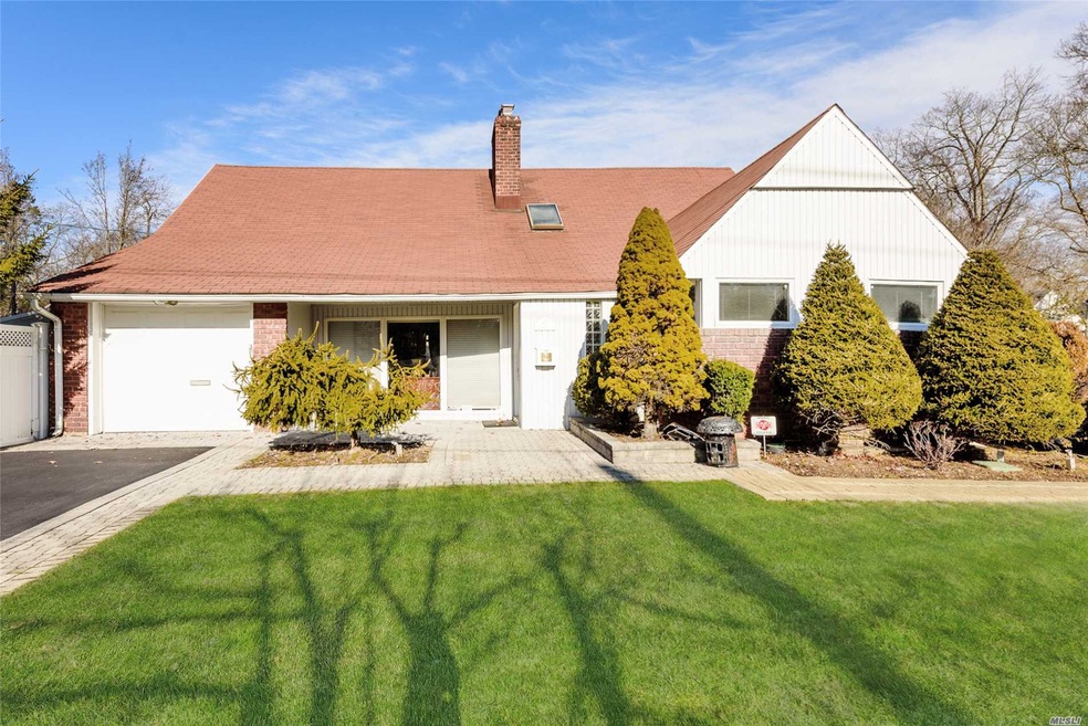 20 Oak Brook Ln, Merrick, NY 11566 - photo 1