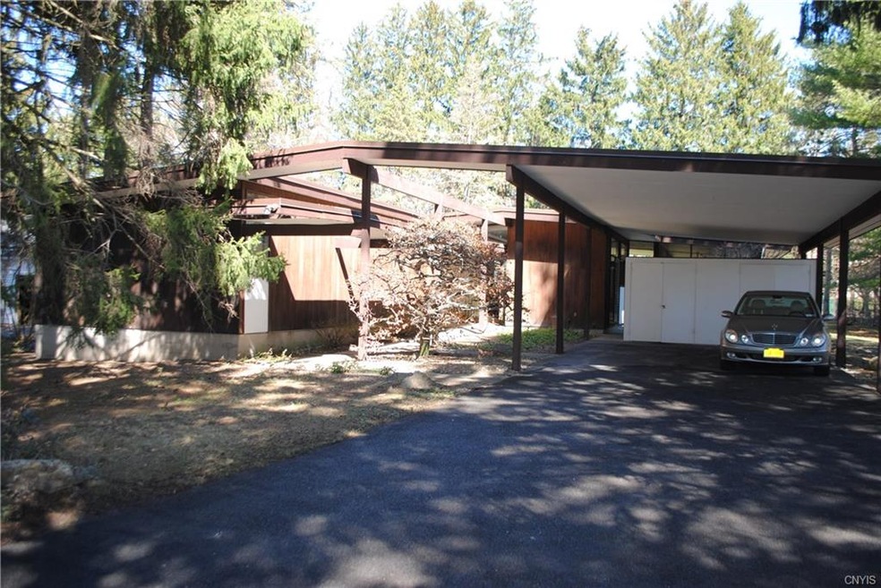 Unique Redwood house amongst the pines. Wide carpo