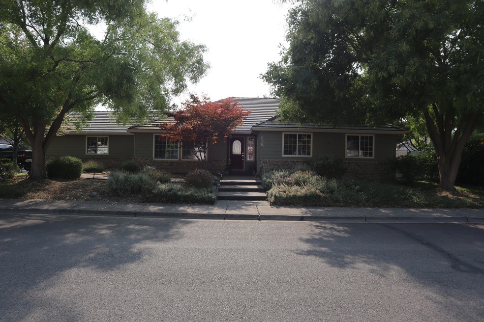 825 Amanda Way