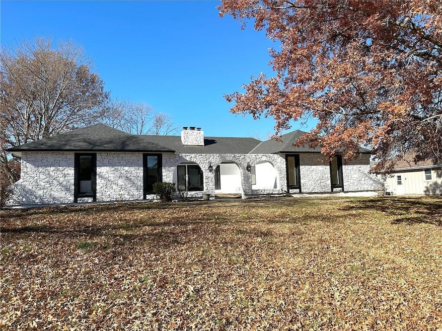 304 S Silver Top Ln, Raymore, MO 64083 - photo 1