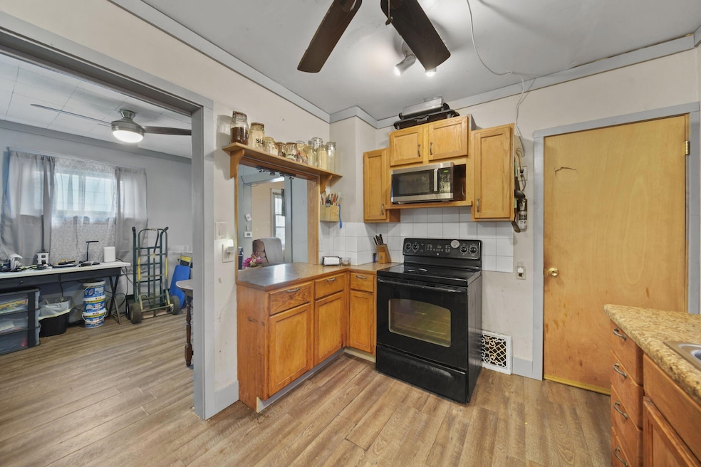 613 Backus St, Jackson, MI 49202 - photo 1