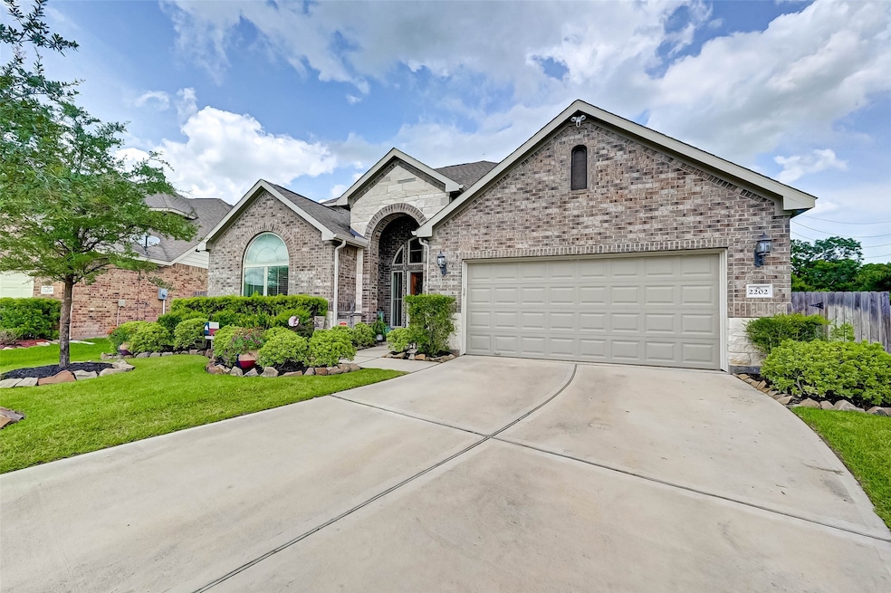 2202 Dama Dr, Rosenberg, TX 77471 - photo 1