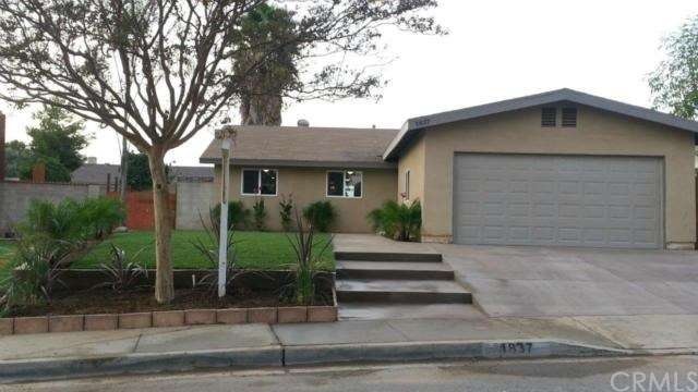 Beautiful entry with manicured landscaping, exteri