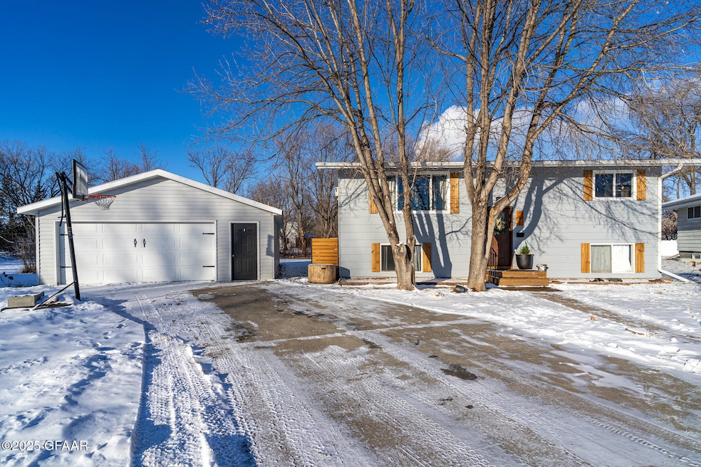 8 Kemble Cir, East Grand Forks, MN 56721 - photo 1