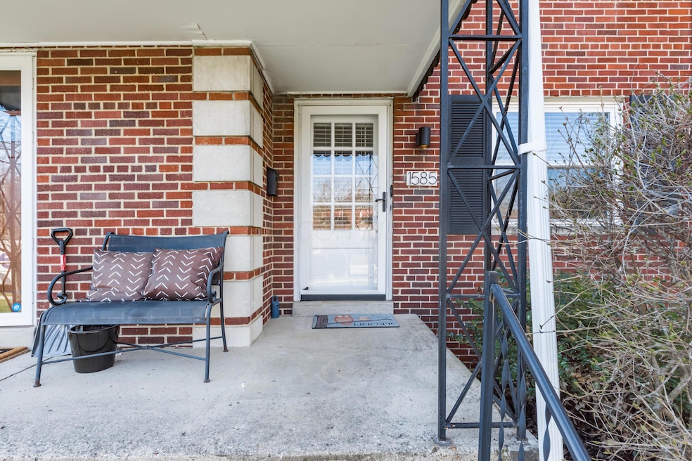 Welcome to 1585 Waltham Rd