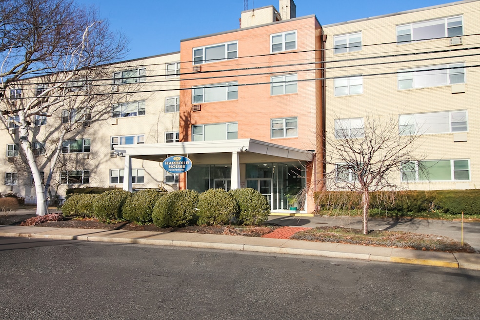 Harbour House Condominiums unit E2, New London, CT 06320 - photo 1