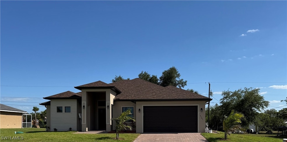 View of front of house featuring a front lawn, roo