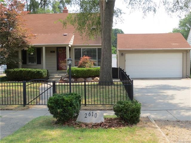 WELCOME HOME! MOVE IN READY BUNGALOW CLOSE TO DOWN
