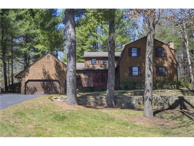 Lovely Colonial Home on quiet Cul-de-Sac