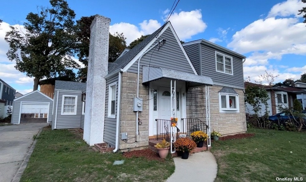 418 Clinton Ave, Rockville Centre, NY 11570 - photo 1