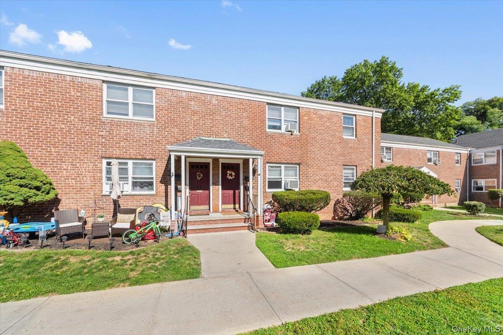 470 Tuckahoe Rd unit 4B, Yonkers, NY 10710 - photo 1