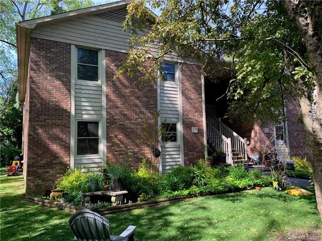 Private upper unit, Lovely grounds, Nice trees.