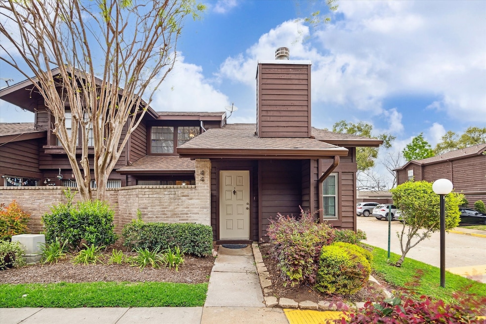 Charming 3 bedroom/2 bathroom condo awaits!