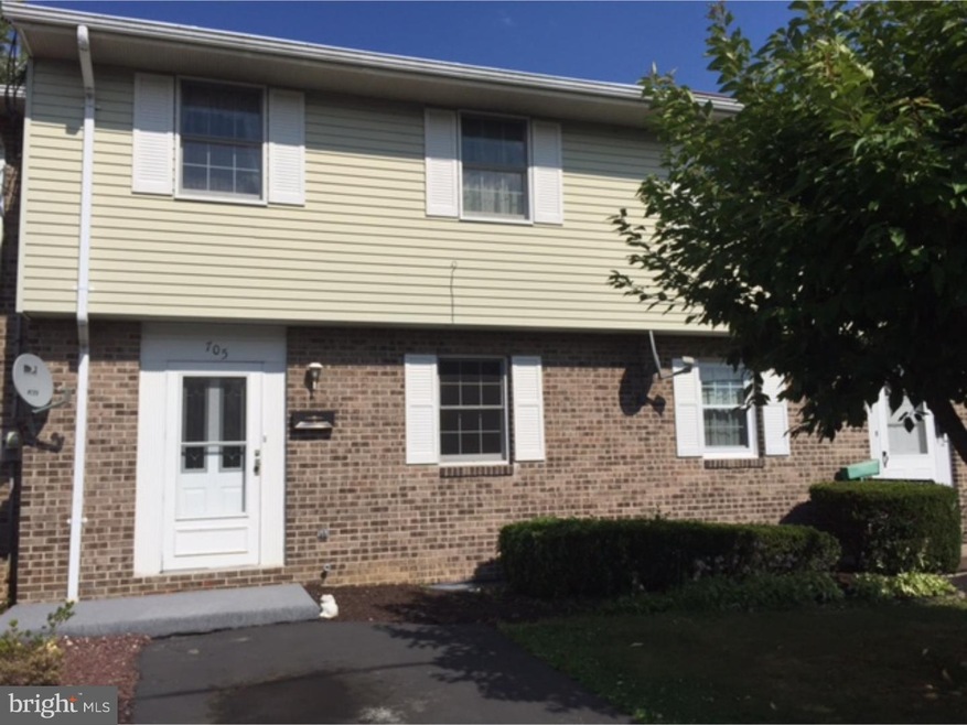 705 Chestnut St, Shoemakersville, PA 19555 - photo 1