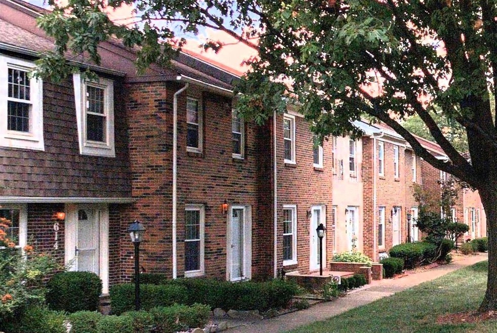 610 Dlyn St unit 12, Columbus, OH 43228 - photo 1