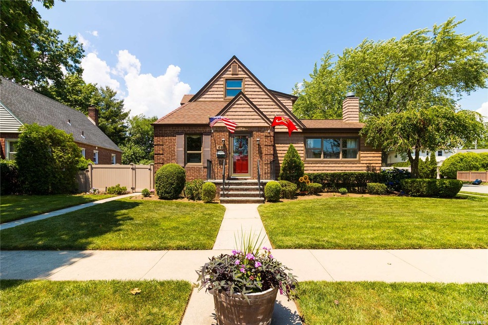 46 Maple Dr W, New Hyde Park, NY 11040 - photo 1