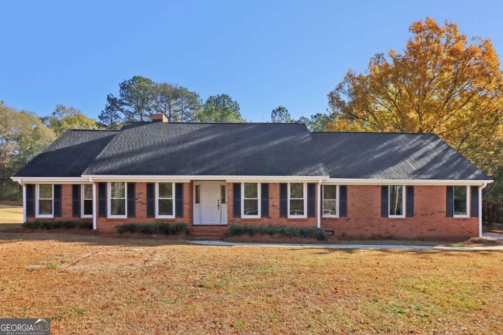 135 Willow Lake Ln, Sharpsburg, GA 30277 - photo 1