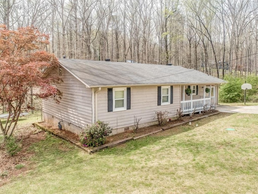 Recently renovated ranch in perfect Stockbridge lo