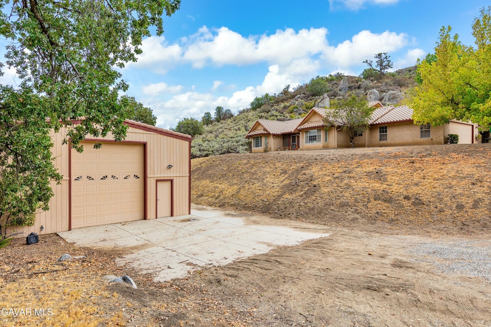 25900 Cumberland Rd, Tehachapi, CA 93561 - photo 1