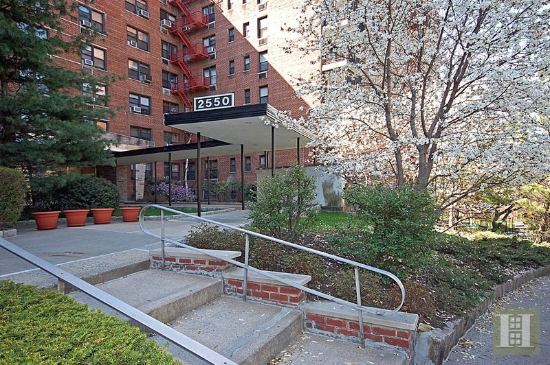 2550 Independence Ave unit 4R, Bronx, NY 10463 - photo 1