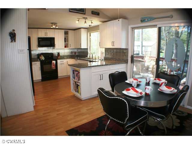 Kitchen - Huge Pantry (slide out shelves),Double T