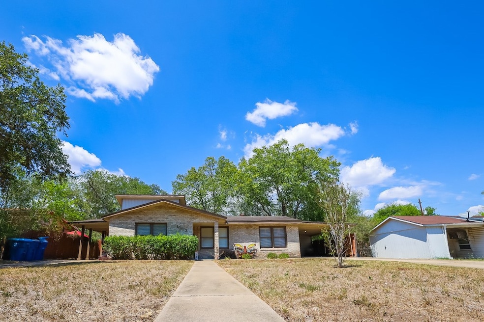 1003 E Inez St, Beeville, TX 78102 - photo 1