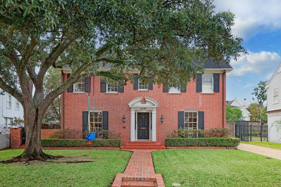Welcome home to 2147 Pelham!! Classic brick Georgian home in desirable location in sought after River Oaks!