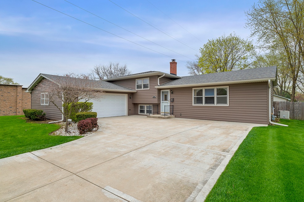 1304 Clyde Dr, Naperville, IL 60565 - photo 1