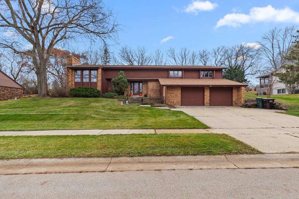 727 Browning Cir, Oconomowoc, WI 53066 - photo 1