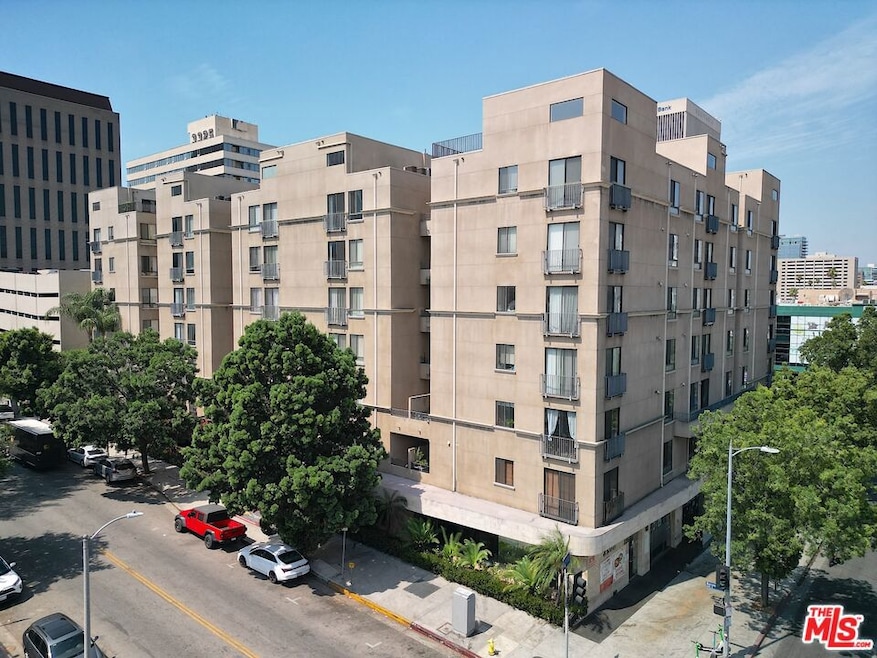 Barcelona Towers unit 310, Los Angeles, CA 90005 - photo 1