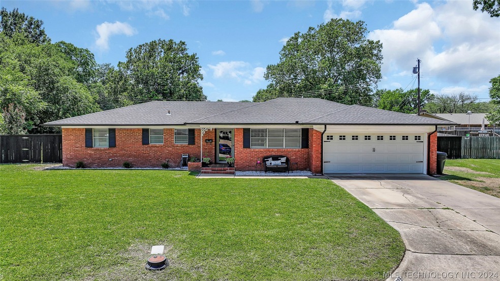 825 Pershing Dr W, Ardmore, OK 73401 - photo 1