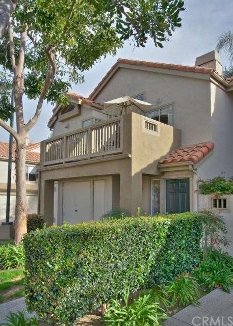 Upper Unit with vaulted ceiling & 2 balconies!