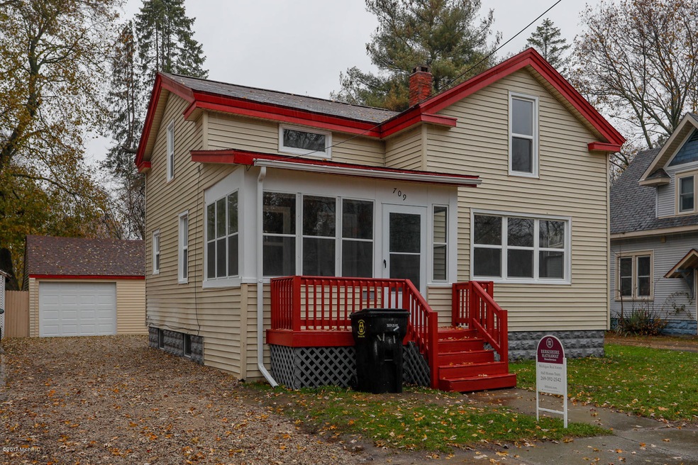 709 Constantine St-101