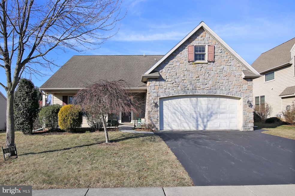 1062 Cambridge Dr unit 60, Manheim, PA 17545 - photo 1