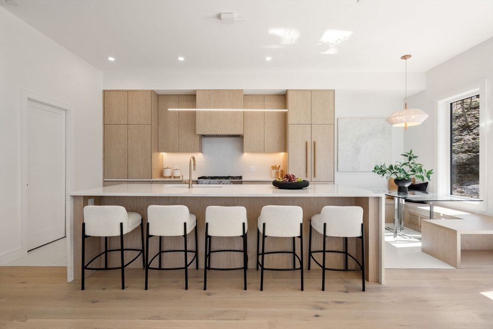 Sold $2,165,000 • Co-Listing Agent