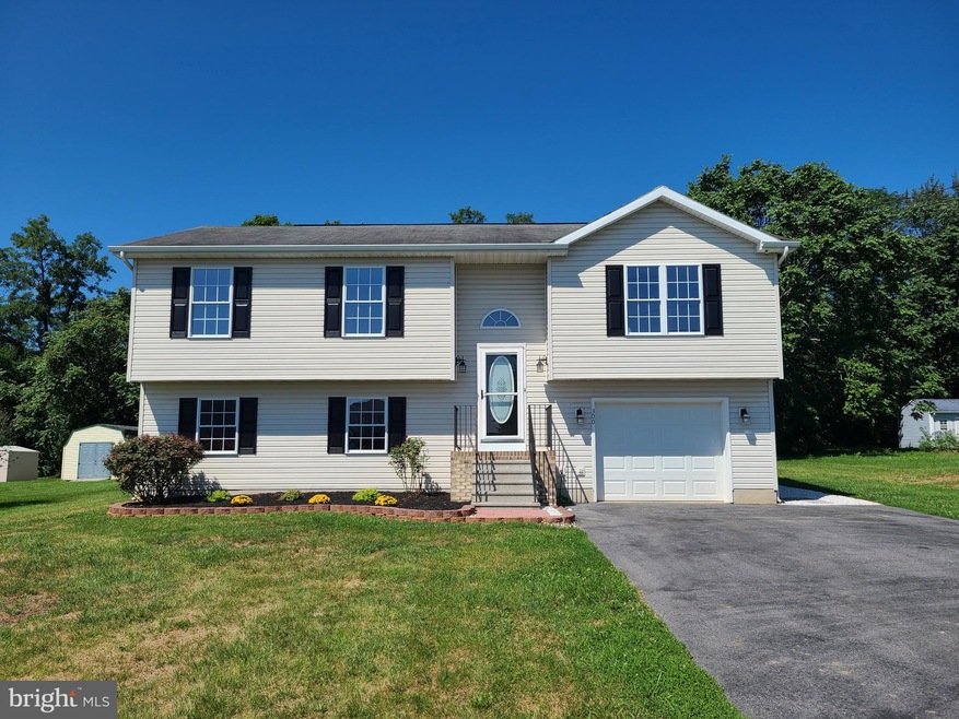 300 Wendover Dr, Bunker Hill, WV 25413 - photo 1