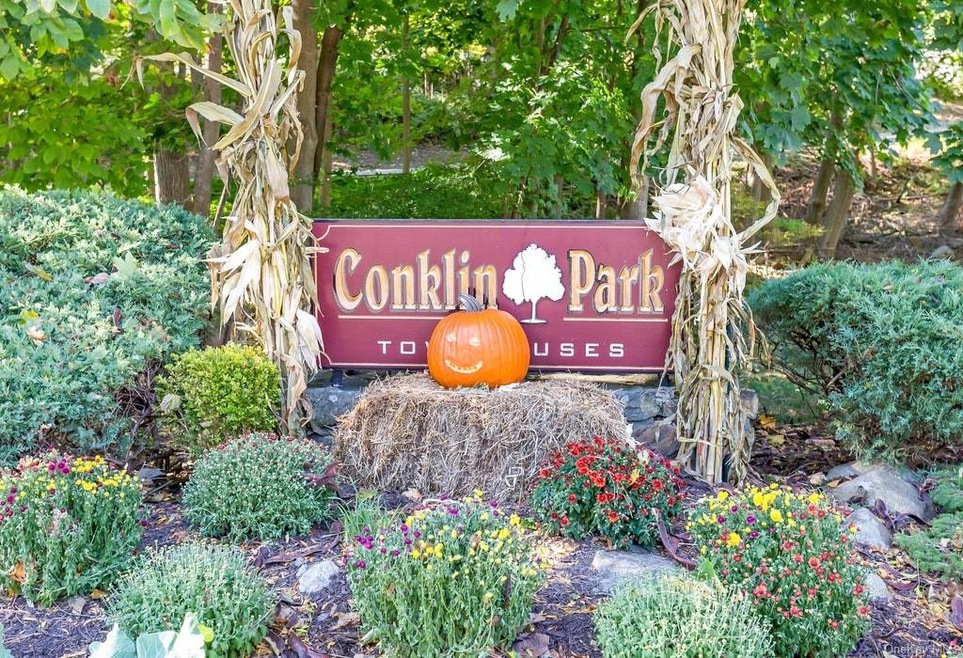 Presenting the front entrance to Conklin Park Town